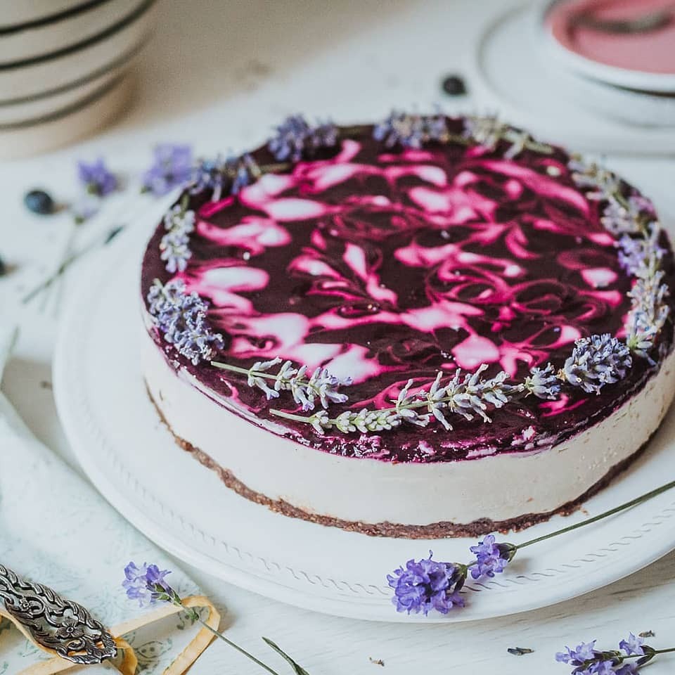Feketeribizlis levendulás vegán sajttorta