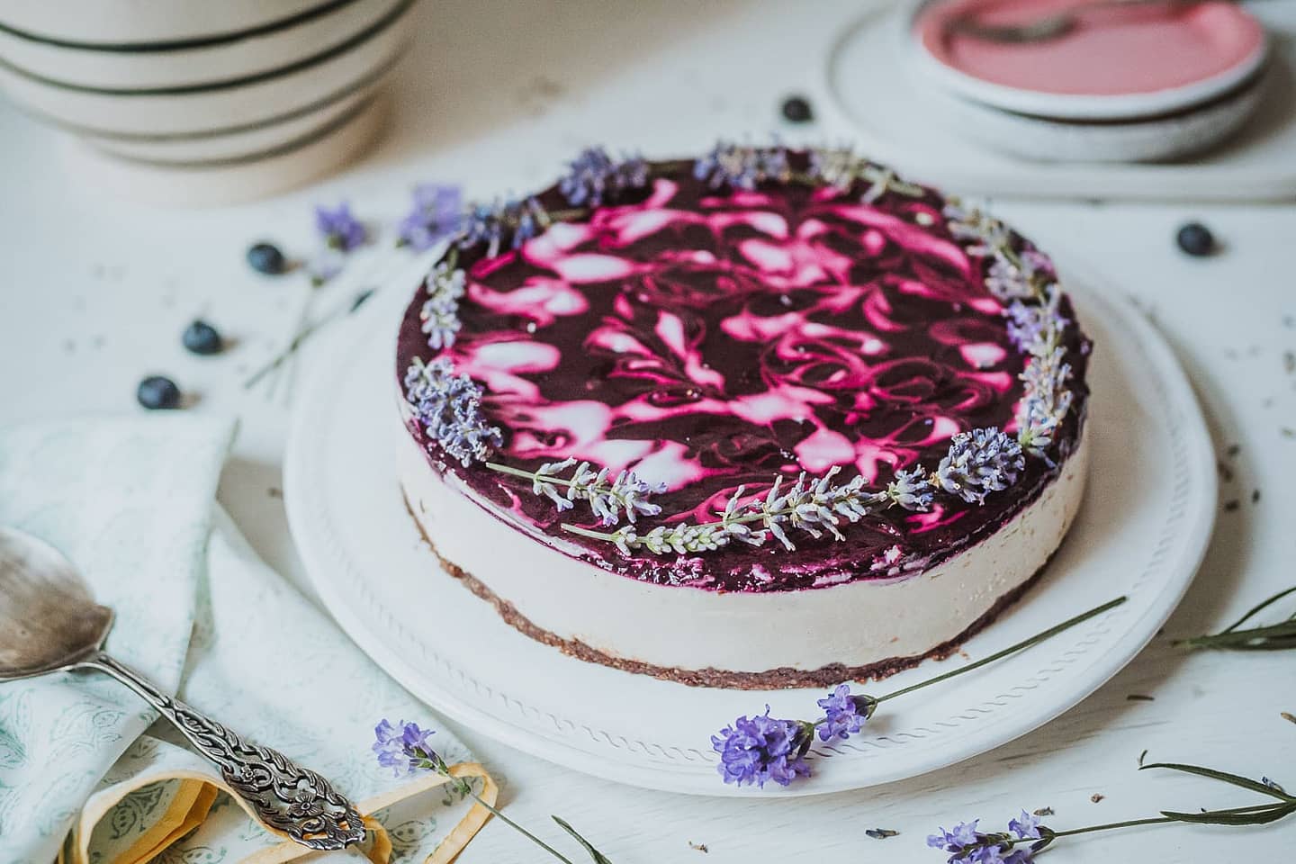 Feketeribizlis levendulás vegán sajttorta